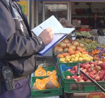 3 tone de fructe şi legume scoase din comerţ de oamenii legii