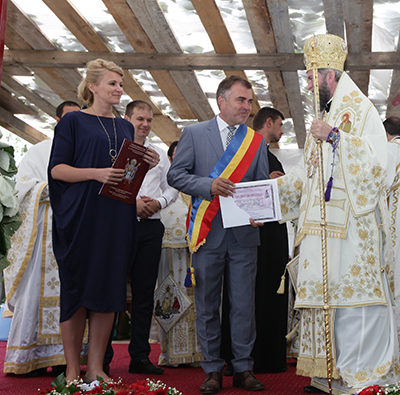 Diplomă de vrednicie pentru Andreea Paul Vass la târnosirea bisericii din Medieş