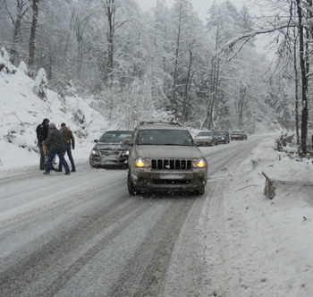 Trafic rutier în condiţii de iarnă între Baia Sprie şi Cavnic