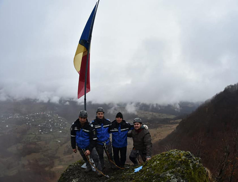 Drapelul României arborat de jandarmi pe „Pietrele Șoimului”