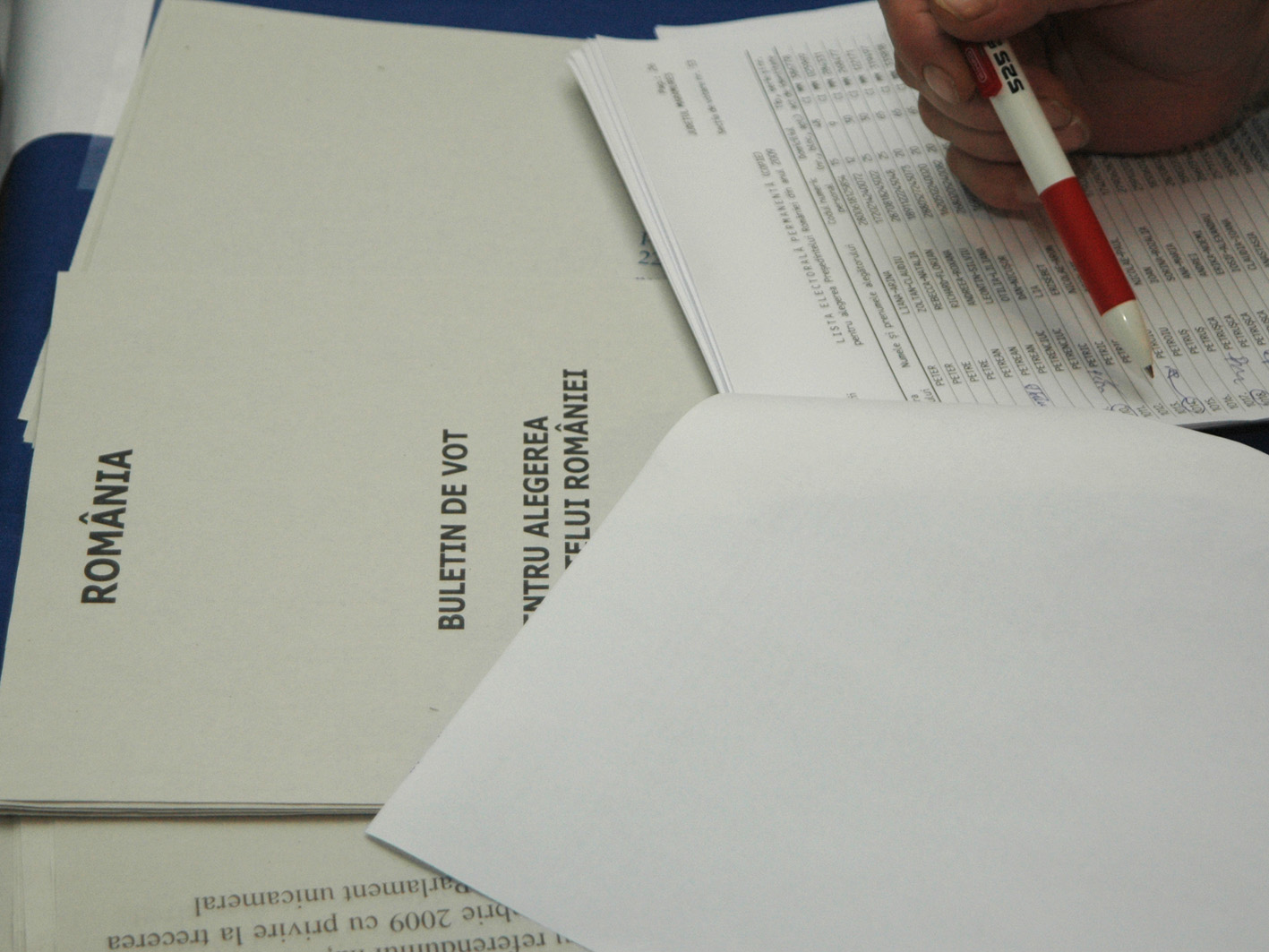 Listele pentru alegerile prezidentiale vor fi separate de cele pentru referendum