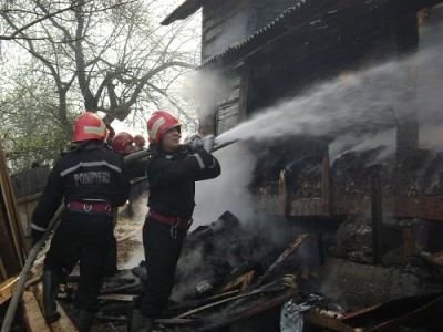 Supărat pe soţie, un maramureşean a dat foc la casă