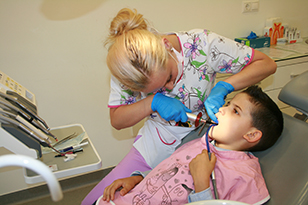 Consultaţii stomatologice gratuite pentru copii