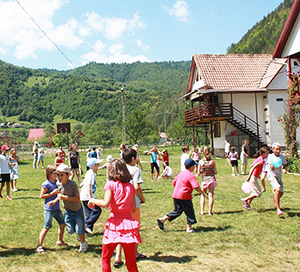Organizarea excursiilor şi a taberelor şcolare – după un nou regulament