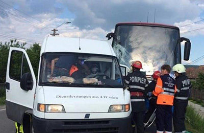 Autocarul echipei FCM Baia Mare a fost implicat într-un accident cu o autoutilitară