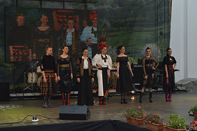Balerine de la Ansamblul Folcloric Transilvania – în echipa Doinei Levinţa