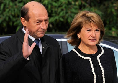 Soții Băsescu au obținut cetățenia Republicii Moldova