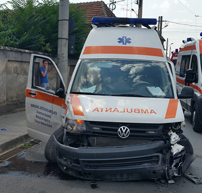 Ambulanţă tamponată într-o curbă