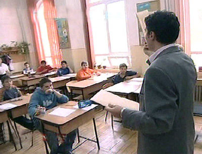 EDUCAŢIE: Profesorii să nu mai fie procupaţi de hârtii, ci să pregătească lecţia
