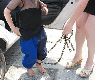 Arestaţi pentru trafic de minori. Copii legaţi cu lanţul, în Maramureş