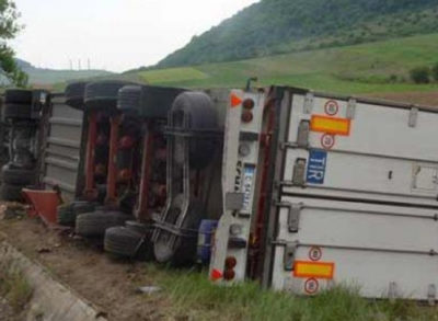 Autotren răsturnat pe drumul spre Târgu Lăpuş