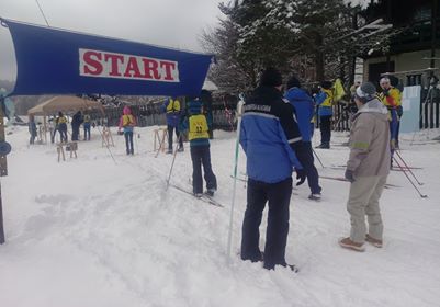 Jandarmii asigură ordinea la campionatul școlar de schi