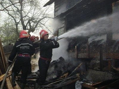 Incendiu în Lăpușel. Foc extins și la vecini
