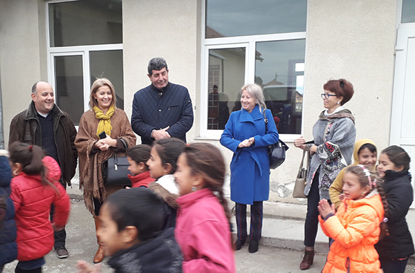 Rechizite pentru elevii romi din Șomcuta de la colegii lor din județ