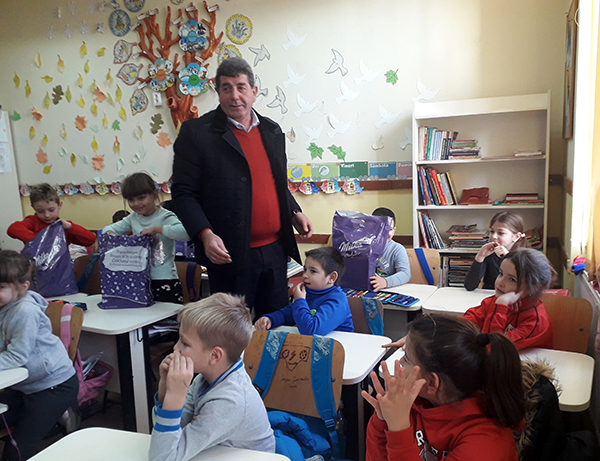 Primarul și Moș Nicolae au dus cadouri la școlari și preșcolari