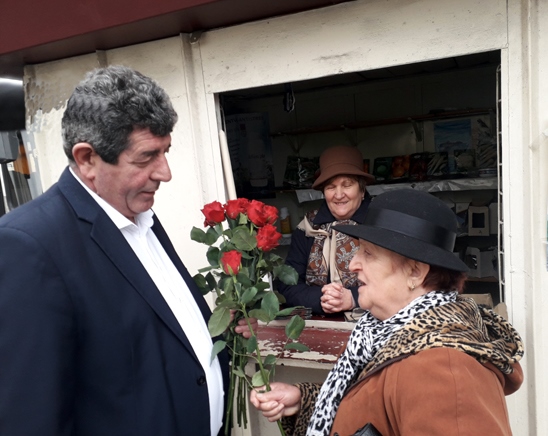 Primarul Gheorghe Buda a oferit flori doamnelor şi domnişoarelor