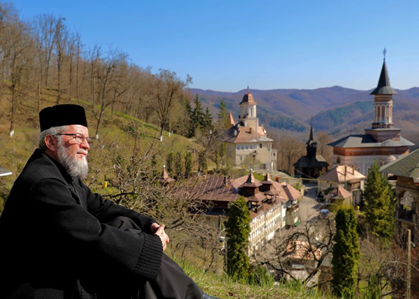 Episcopul Iustin se roagă în liniștea de la Mănăstirea Rohia